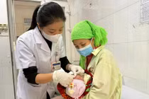 Bé 1 tháng tuổi nhập viện vì gia đình nhỏ nước cốt chanh vào mắt