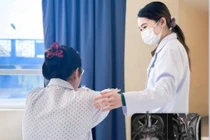 Chóng mặt, yếu tay chân, thanh niên 17 tuổi bị viêm tủy thị thần kinh