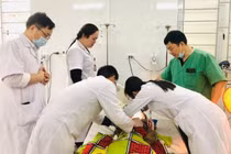 Kịp thời cứu sống bé trai 2 tuổi bị hóc hạt nhãn