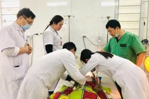 Kịp thời cứu sống bé trai 2 tuổi bị hóc hạt nhãn