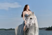 Lý Nhã Kỳ mang ngựa về resort ở Đồng Nai chụp ảnh đón Tết Bính Ngọ