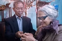 Giao thừa đặc biệt với chiếc nhẫn tình yêu cha dành tặng mẹ