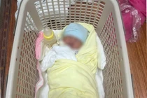 Nghe tiếng khóc trong vườn chuối, người dân phát hiện bé sơ sinh bị bỏ rơi