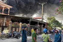Cháy lớn tại kho nệm mút ở TP HCM, cột khói cao hàng trăm mét