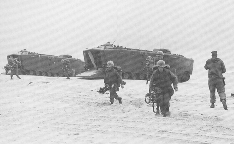 LVTP-5 của Mỹ đổ bộ lên bờ biển miền Nam Việt Nam.