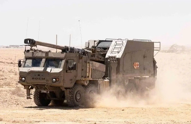 Pháo tự hành SIGMA 155 Roem của Pháo binh Lực lượng Phòng vệ Israel (IDF), trang bị pháo 155 mm tầm bắn tối đa khoảng 40 km, hệ thống nạp đạn tự động, kíp chiến đấu 3 người và khả năng tác chiến “bắn – cơ động” nhờ hệ thống chỉ huy, điều khiển số hóa. (Ảnh: Bộ Quốc phòng Israel)
