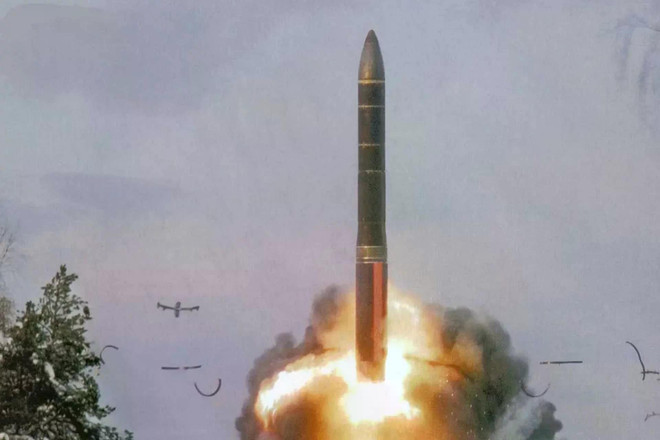 Topol-M, tên lửa đạn đạo xuyên lục địa đầu tiên do Nga phát triển sau khi Liên Xô tan rã, đã được biên chế vào tháng 12 năm 2000 trong Lực lượng Tên lửa Chiến lược, với tầm hoạt động khoảng 11.000 km. (Nguồn ảnh: Bộ Quốc phòng Nga)
