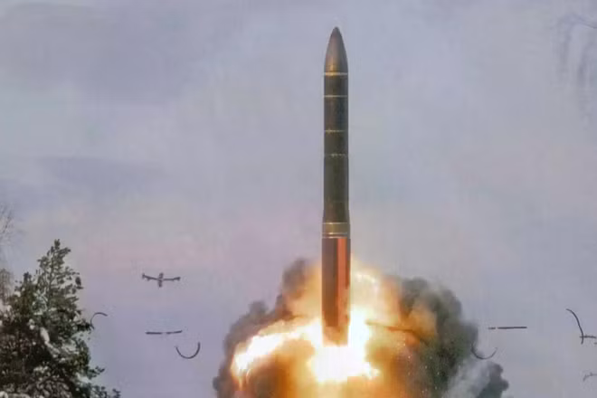 Topol-M, tên lửa đạn đạo xuyên lục địa đầu tiên do Nga phát triển sau khi Liên Xô tan rã, đã được biên chế vào tháng 12 năm 2000 trong Lực lượng Tên lửa Chiến lược, với tầm hoạt động khoảng 11.000 km. (Nguồn ảnh: Bộ Quốc phòng Nga)