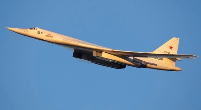 Máy bay ném bom chiến lược Tu-160 của Nga