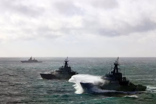 Các tàu chiến và máy bay của Hải quân Hoàng gia Anh đã bám theo (theo dõi) một tàu hộ vệ và một tàu tiếp dầu hỗ trợ của Nga khi chúng di chuyển qua khu vực đông đúc của Eo biển Manche, trong một chiến dịch giám sát kéo dài hai ngày, do NATO phối hợp và được xác nhận vào ngày 23/1/2026. (Nguồn ảnh: Hải quân Hoàng gia Anh)