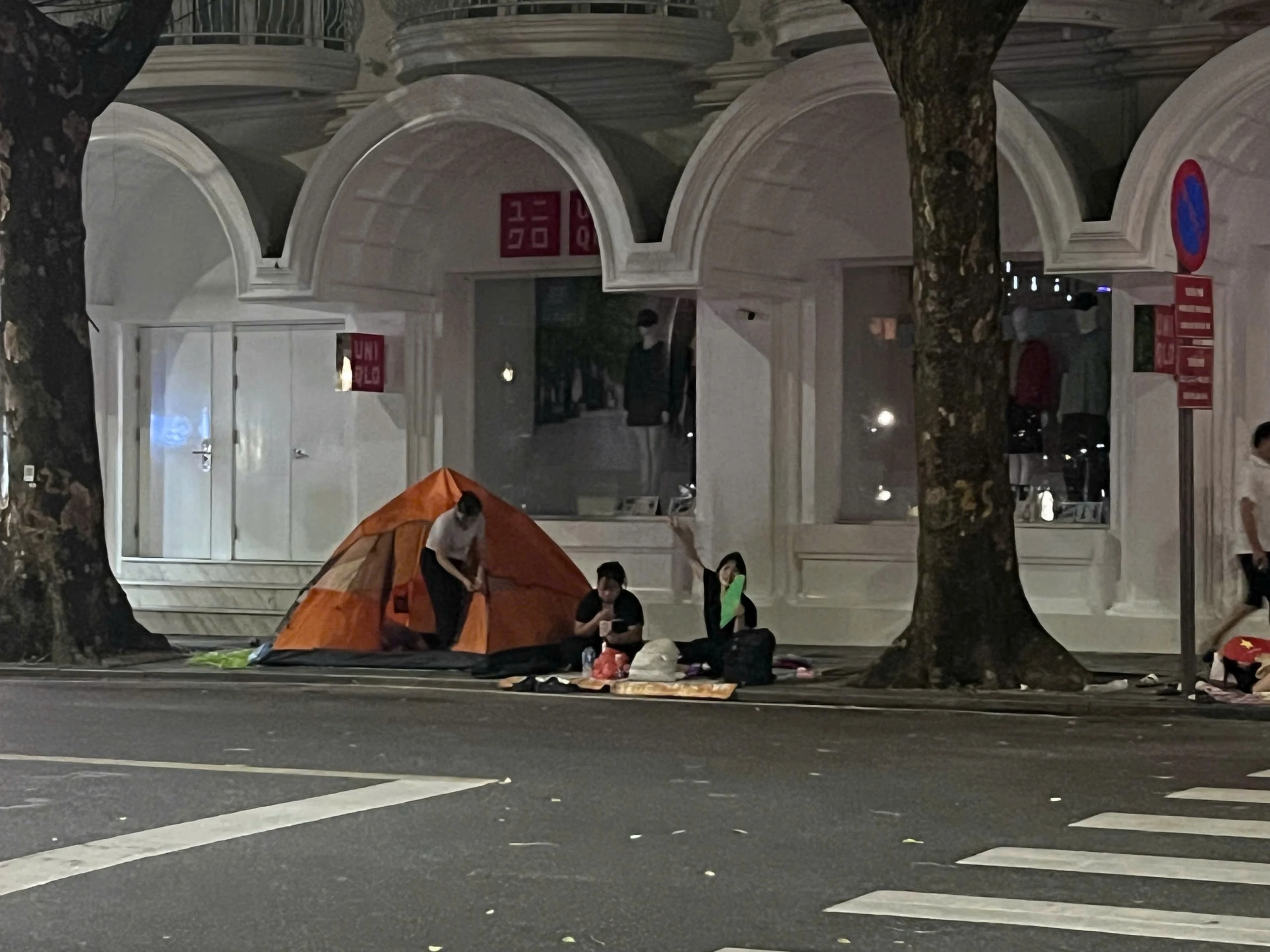 Nút giao Hàng Khay, người dân căng bạt, dựng lều giữ chỗ từ rạng sáng 1/9