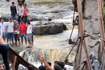 Sập cầu ở Ấn Độ, ít nhất 6 du khách thiệt mạng, nhiều người bị nước cuốn trôi