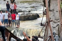 Sập cầu ở Ấn Độ, ít nhất 6 du khách thiệt mạng, nhiều người bị nước cuốn trôi