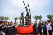 Bộ Quốc phòng gắn biển cụm tượng chuyên gia quân sự nước ngoài