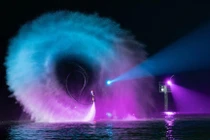 Câu chuyện phía sau màn trình diễn Jetski bắn pháo hoa