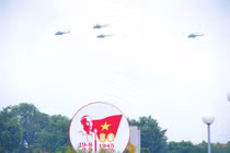 Ngắm dàn trực thăng luyện tập diễu binh bay qua Quảng trường Ba Đình