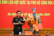 Trao quyết định của Chủ tịch nước cho sĩ quan đi làm nhiệm vụ gìn giữ hòa bình