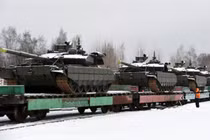 Các xe tăng chiến đấu chủ lực T-90M Proryv mới sản xuất được xếp lên các toa tàu phẳng tại cơ sở Nizhny Tagil của Uralvagonzavod, trên đường bàn giao cho các đơn vị Lục quân Nga, tháng 12/2025. Lô bàn giao này nhấn mạnh việc Nga vẫn duy trì sản xuất xe bọc thép bất chấp các lệnh trừng phạt quốc tế. (Nguồn ảnh: Uralvagonzavod)