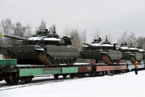 Các xe tăng chiến đấu chủ lực T-90M Proryv mới sản xuất được xếp lên các toa tàu phẳng tại cơ sở Nizhny Tagil của Uralvagonzavod, trên đường bàn giao cho các đơn vị Lục quân Nga, tháng 12/2025. Lô bàn giao này nhấn mạnh việc Nga vẫn duy trì sản xuất xe bọc thép bất chấp các lệnh trừng phạt quốc tế. (Nguồn ảnh: Uralvagonzavod)
