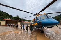 Quân đội huy động trực thăng mang hàng cứu trợ vùng lũ Nghệ An