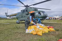 Không quân tiếp tục bay cứu trợ đồng bào lũ lụt ở Gia Lai, Đắk Lắk