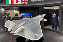 Chiến đấu cơ GCAP của Nhật Bản kết hợp khả năng tàng hình cao, hợp nhất cảm biến mạnh mẽ và tác chiến điện tử tiên tiến với đội hình người – máy bay không người lái (manned-unmanned teaming), cho phép nó điều khiển các máy bay chiến đấu không người lái, sử dụng đa dạng vũ khí của đồng minh và giành ưu thế trên không trong các môi trường chiến đấu cạnh tranh cao ở khu vực Ấn Độ – Thái Bình Dương (Nguồn ảnh: Army Recognition Group)