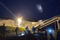 Cầu sập đè lên đoàn tàu chở khách ở Nga, 76 người thương vong