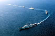 Đội hình nghi lễ diễu binh trên biển của Hải quân đảm bảo trang nghiêm