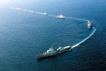 Đội hình nghi lễ diễu binh trên biển của Hải quân đảm bảo trang nghiêm