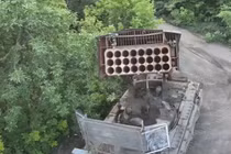 Pháo nhiệt áp của Nga dội vào quân Ukraine ở Chasov Yar 