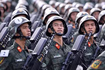 Người dân đội nắng xem bộ đội hợp luyện diễu binh, diễu hành