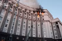 Ukraine bị tấn công bởi hơn 800 UAV và tên lửa, toà nhà chính phủ bốc cháy