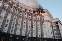 Ukraine bị tấn công bởi hơn 800 UAV và tên lửa, toà nhà chính phủ bốc cháy