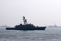 Mỹ đánh chìm tàu chiến Iran, Tehran đáp trả 