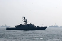 Mỹ đánh chìm tàu chiến Iran, Tehran đáp trả 