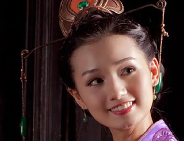 Hoàng hậu Việt nào làm vợ vua vẫn lấy thêm.... con của chú ruột?