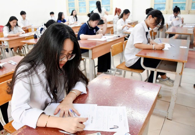 Thí sinh thi lớp 10 năm 2024 tại Hà Nội. Thí sinh thi lớp 10 năm 2024 tại Hà Nội.