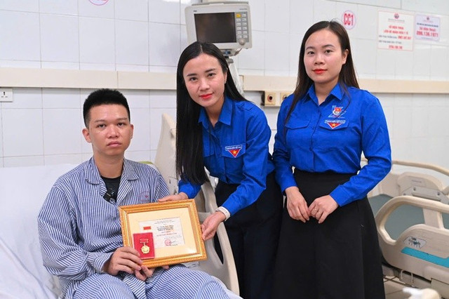Thừa ủy quyền của Ban Chấp hành Trung ương Đoàn, bà Nguyễn Phương Thảo, Bí thư Tỉnh Đoàn Quảng Ninh, đã đến thăm và trao Huy hiệu “Tuổi trẻ dũng cảm” của Trung ương Đoàn cho anh Đinh Đức Hiệp Thừa ủy quyền của Ban Chấp hành Trung ương Đoàn, bà Nguyễn Phương Thảo, Bí thư Tỉnh Đoàn Quảng Ninh, đã đến thăm và trao Huy hiệu “Tuổi trẻ dũng cảm” của Trung ương Đoàn cho anh Đinh Đức Hiệp