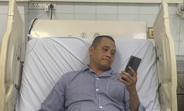 Anh Nguyễn Hồng Quân là một trong những nạn nhân may mắn được ngư dân cứu sống sau 3 giờ lênh đênh trên biển. 2.jpg