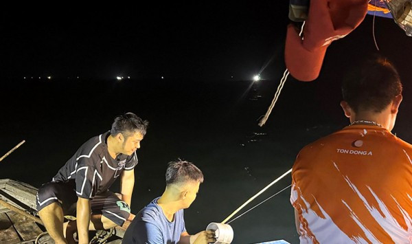 Dịch vụ câu mực đêm ở Thiên Cầm từ trước đến nay đang tự phát, tiềm ẩn nhiều nguy cơ mất an toàn nhưng vẫn hút lượng du khách lớn tham gia trải nghiệm. Dịch vụ câu mực đêm ở Thiên Cầm từ trước đến nay đang tự phát, tiềm ẩn nhiều nguy cơ mất an toàn nhưng vẫn hút lượng du khách lớn tham gia trải nghiệm.