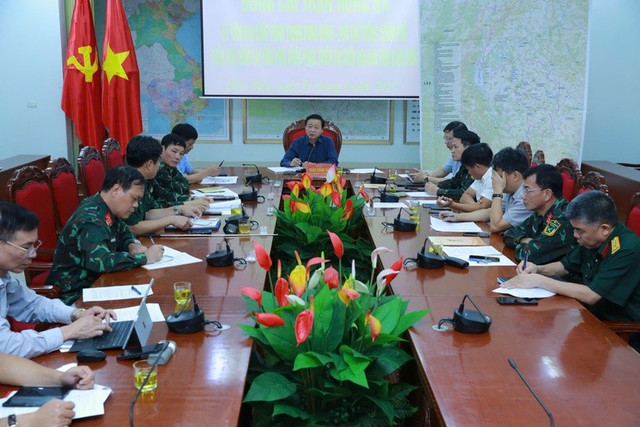 Phó Thủ tướng nhấn mạnh việc tìm kiếm phải được tiến hành càng sớm càng tốt, không để mất thời gian làm giảm cơ hội cứu người; tổ chức chặt chẽ công tác cứu nạn, có chỉ huy trực tiếp tại hiện trường, tuyệt đối không hình thức - Ảnh: VGP/Đình Nam Phó Thủ tướng nhấn mạnh việc tìm kiếm phải được tiến hành càng sớm càng tốt, không để mất thời gian làm giảm cơ hội cứu người; tổ chức chặt chẽ công tác cứu nạn, có chỉ huy trực tiếp tại hiện trường, tuyệt đối không hình thức - Ảnh: VGP/Đình Nam