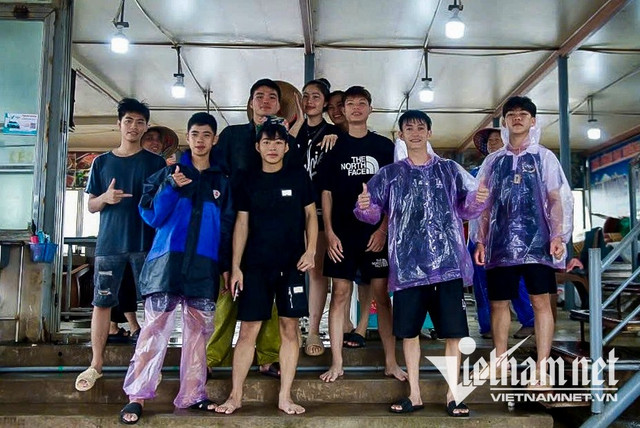 Nhóm cứu hộ tại khu vực Nhà thờ đổ. Ảnh: Trọng Tùng 5.jpg