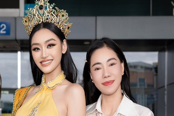 Bà Phạm Kim Dung (phải) tiễn Yến Nhi sang Thái Lan thi Miss Grand International 2025. Ảnh: Miss Grand Vietnam. missgrand.jpg