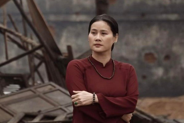 Tạo hình Thân Thúy Hà trong Mưa đỏ. Ảnh: FB Thân Thúy Hà. ha2.jpg