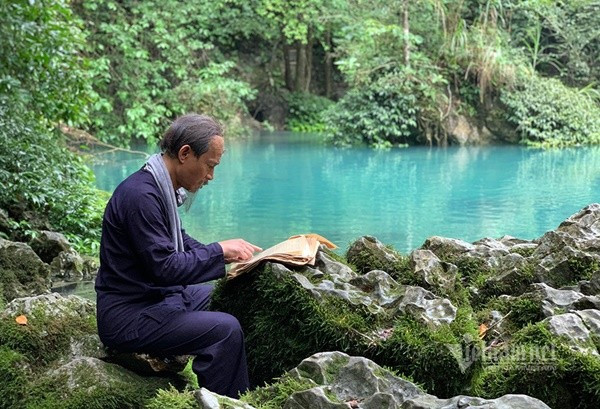 NSƯT Tiến Hợi đóng vai Bác Hồ bên suối Lê Nin. Ảnh: Vietnamnet. vietnamnet.jpg