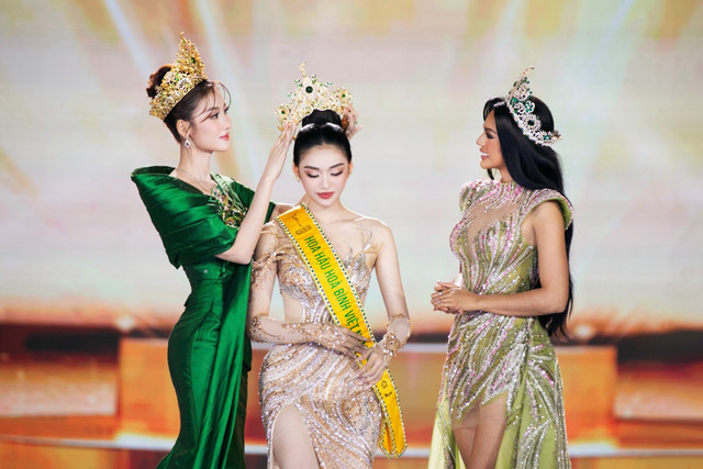 Quế Anh trao vương miện Hoa hậu Hòa bình Việt Nam 2025 cho Yến Nhi. Ảnh: FB Yến Nhi. grand4.jpg
