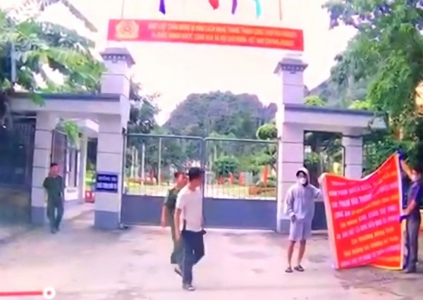 Nhóm đối tượng gây rối trước cổng Trung tâm cai nghiện Gia Minh (ảnh trích xuất từ camera). 8.jpg