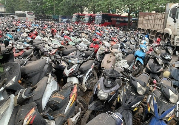 Không ít xe máy xăng cũ kỹ sẽ bị thải bỏ, gây ra áp lực lớn cho môi trường. Ảnh: Hoàng Hiệp 8.jpg