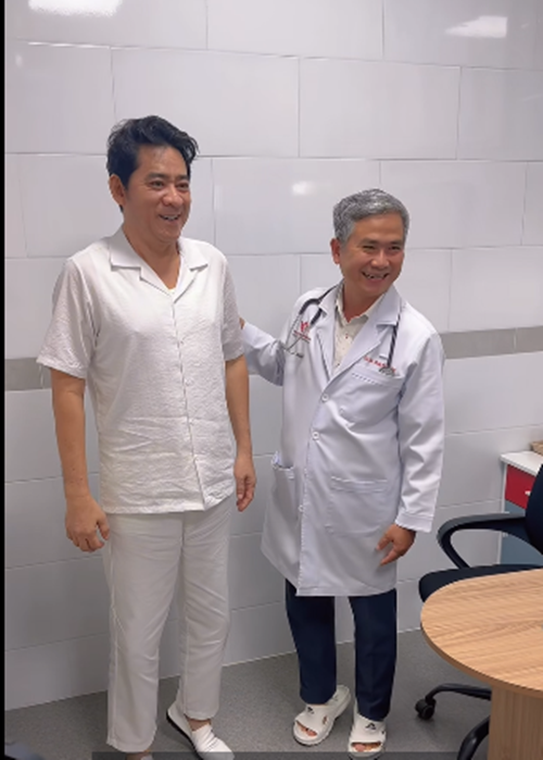Huỳnh Anh Tuấn bên TS.BS Trần Chí Cường. Ảnh: FB Quản lý Huỳnh Anh Tuấn. anhtuan3.png