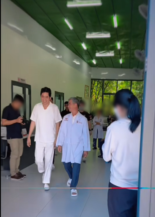Huỳnh Anh Tuấn tươi rói, trở về nhà sau khi phục hồi chức năng. Ảnh: FB Quản lý Huỳnh Anh Tuấn. anhtuan1.png